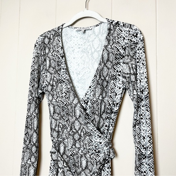 Good‎ American Runaround Wrap Dress 2 Medium midi reptile snake neutral stretch - Picture 4 of 11